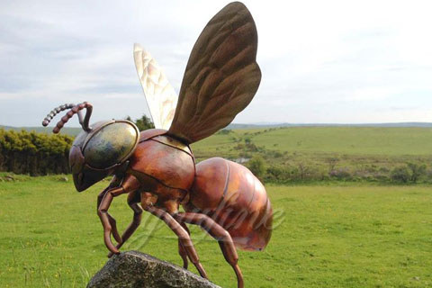 Bronze animal outdoor large Hornets statues with open wing for sale