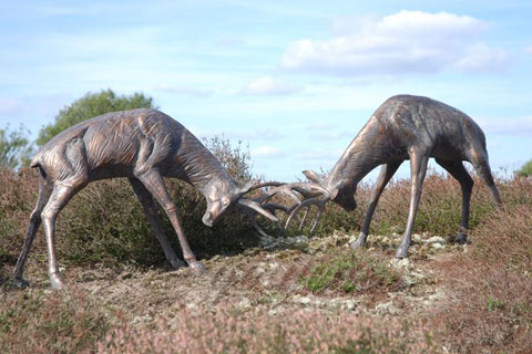 Wildlife Outdoor animal sculpture fighting deer statue wholesales for garden decor