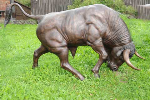 Outdoor Casting Standing Bronze Sculptures Bull on Lawn