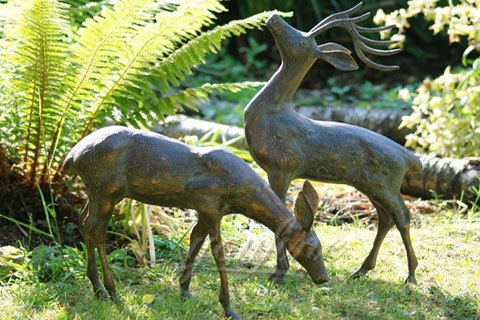 Outdoor Decorative wildlife bronze deer with eating sculpture for sale