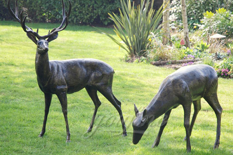 Wholesales Garden Decorative bronze deer with eating sculptures on Sale