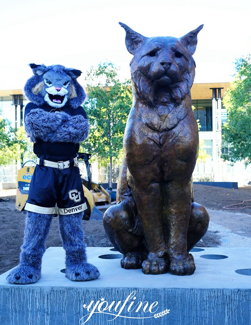 Bronze Lynx Statue Shows